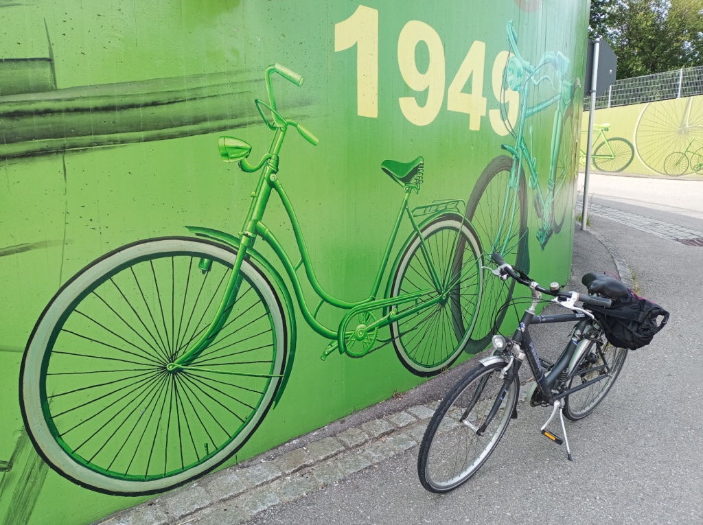 Die Geschichte des Fahrrads als Graffiti im Ampfing © Maja Christ